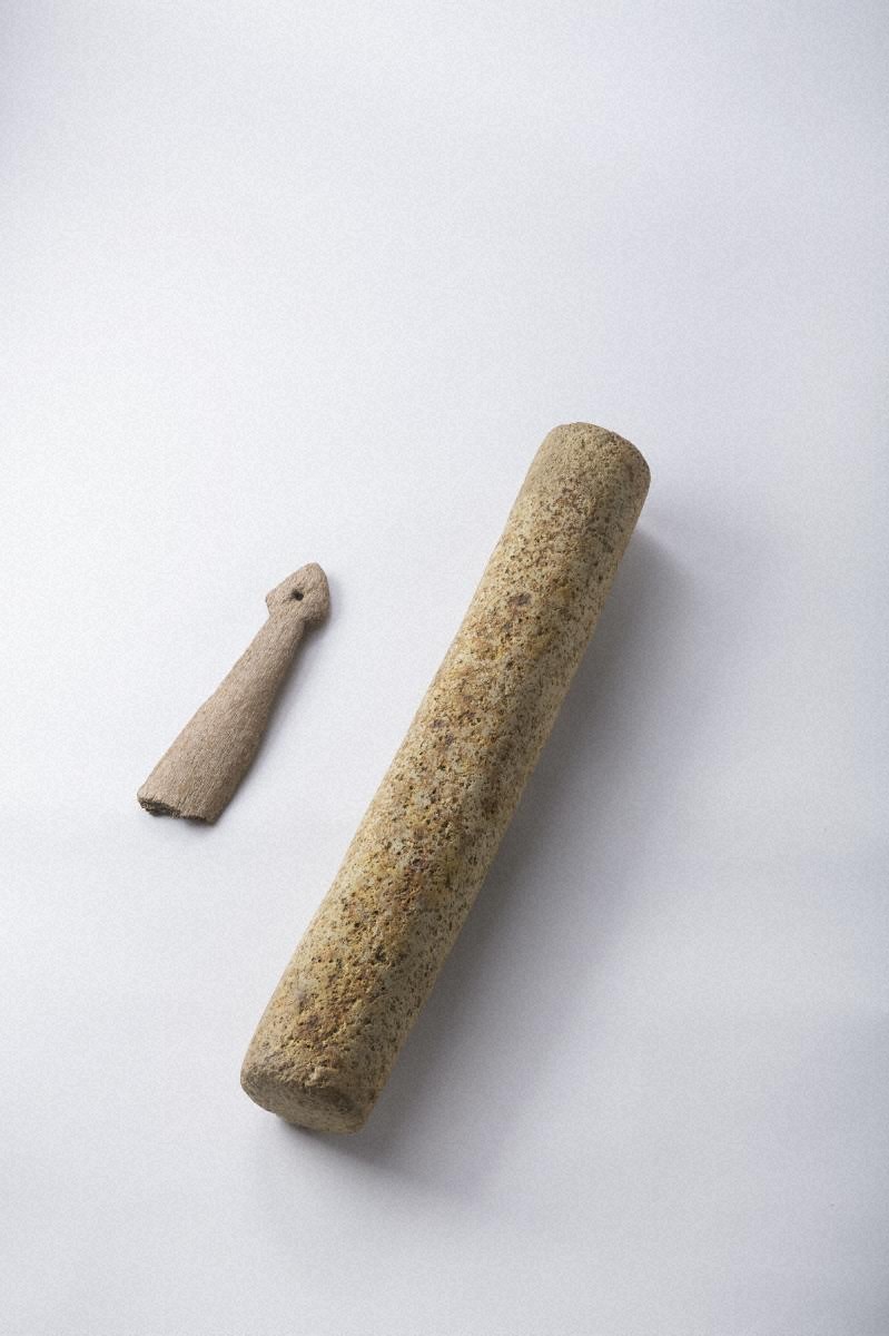 Sword-shaped artifact made of whale bone・Stone rods